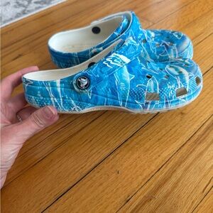 CROCS Kids Teal & White Ocean Print Clogs sharks size J5